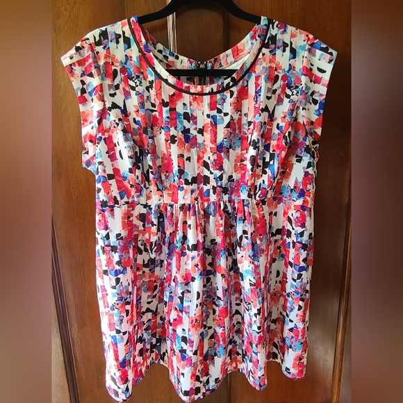 Floral maternity blouse with back zipper and cap sleeves, size large - Picture 2 of 7